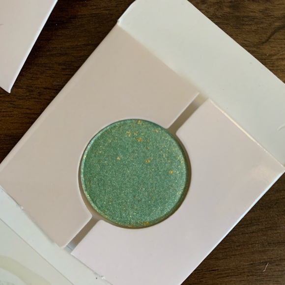 🎉HP🎉💰5/$25💰New Sydney Grace Green Mango Shimmer Eyeshadow - Picture 3 of 4